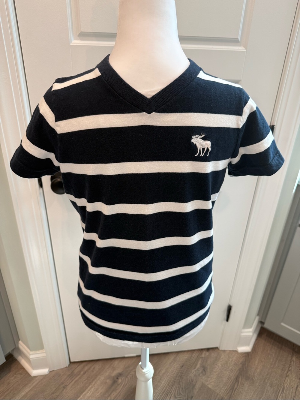 Abercrombie Kids Striped V Neck Tee Navy White Moose Logo Boys XL Preppy
